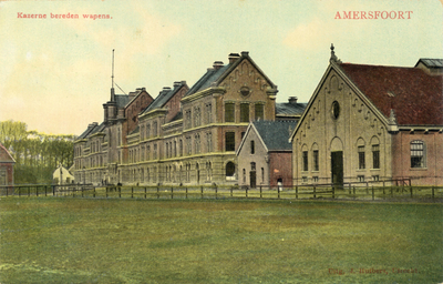 12914 Gezicht op de voorgevel van het hoofdgebouw van de Prins Willem III-kazerne (cavaleriekazerne) aan de Grote ...